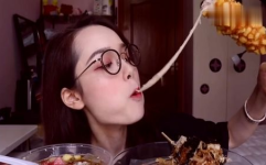 戴眼镜的韩国吃播小姐姐,韩国吃播小姐姐的美食之旅