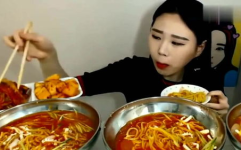 小姐姐吃麻辣大骨头汤,小姐姐挑战麻辣大骨头汤，美味与辣度并存