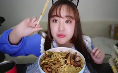 中国小姐姐吃肥肠面视频,中国小姐姐的美食之旅