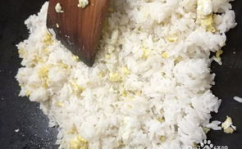 小姐姐吃火腿鸡蛋炒饭吗,小姐姐的美食日常