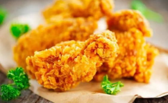 云南小姐姐吃炸鸡腿图片,云南小姐姐的炸鸡腿美食之旅