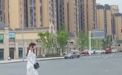 等红绿灯遇上外卖小姐姐,外卖小姐姐的温暖瞬间