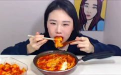 小姐姐吃麻辣大骨头汤,小姐姐挑战麻辣大骨头汤，美味与辣度并存