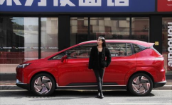 济南小姐姐的小踏板车,小姐姐的复古小踏板车魅力巡游