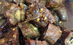泰国小姐姐吃牛肝片,小姐姐畅享地道牛肝片美食之旅