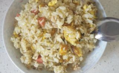 小姐姐吃火腿鸡蛋炒饭吗,小姐姐的美食日常