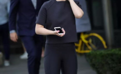 黑色紧身裤美女图片,黑色紧身裤勾勒出的曼妙身姿