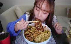 中国小姐姐吃肥肠面视频,中国小姐姐的美食之旅