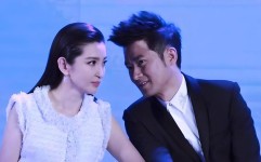 文娱圈大瓜频出：明星受伤、辩论络续背面结果揭秘及前王妃梅根的“饥饿营销”成败之谜揭秘果酱秒空背面故事！ ，一面吃胸着一壁膜下胸