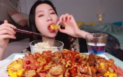 小姐姐吃麻辣大骨头汤,小姐姐挑战麻辣大骨头汤，美味与辣度并存