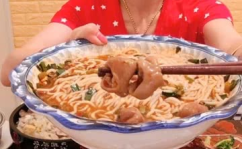 中国小姐姐吃肥肠面视频,中国小姐姐的美食之旅