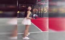 百褶裙小姐姐打篮球视频,百褶裙小姐姐篮球场上展风采