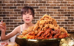 云南小姐姐吃炸鸡腿图片,云南小姐姐的炸鸡腿美食之旅