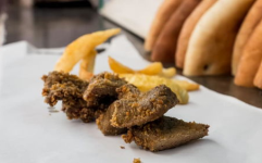 泰国小姐姐吃牛肝片,小姐姐畅享地道牛肝片美食之旅