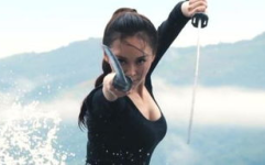 美女裸身负重躺碎玻璃渣,美女网红裸身负重躺碎玻璃，惊险瞬间引网友热议