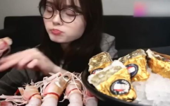 戴眼镜的韩国吃播小姐姐,韩国吃播小姐姐的美食之旅